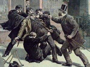 Auf dem alten Stich ist die Gefangennahme eines Verbrechers durch Polizisten im 19. Jahrhundert dargestellt. Mehrere Poizisten halten ihn fest, ein Komissar in Zivil richtet seine Dienstwaffe auf ihn.