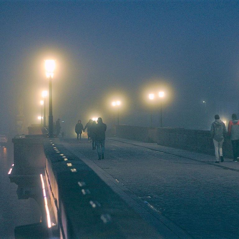 Foto der Alten Brücke im Nebel bei Nacht.