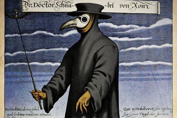 Portrait eines Arztes aus dem Mittelalter. Er trägt Hut, Gesichtsmaske und Fackel zum Schutz vor der Pest.